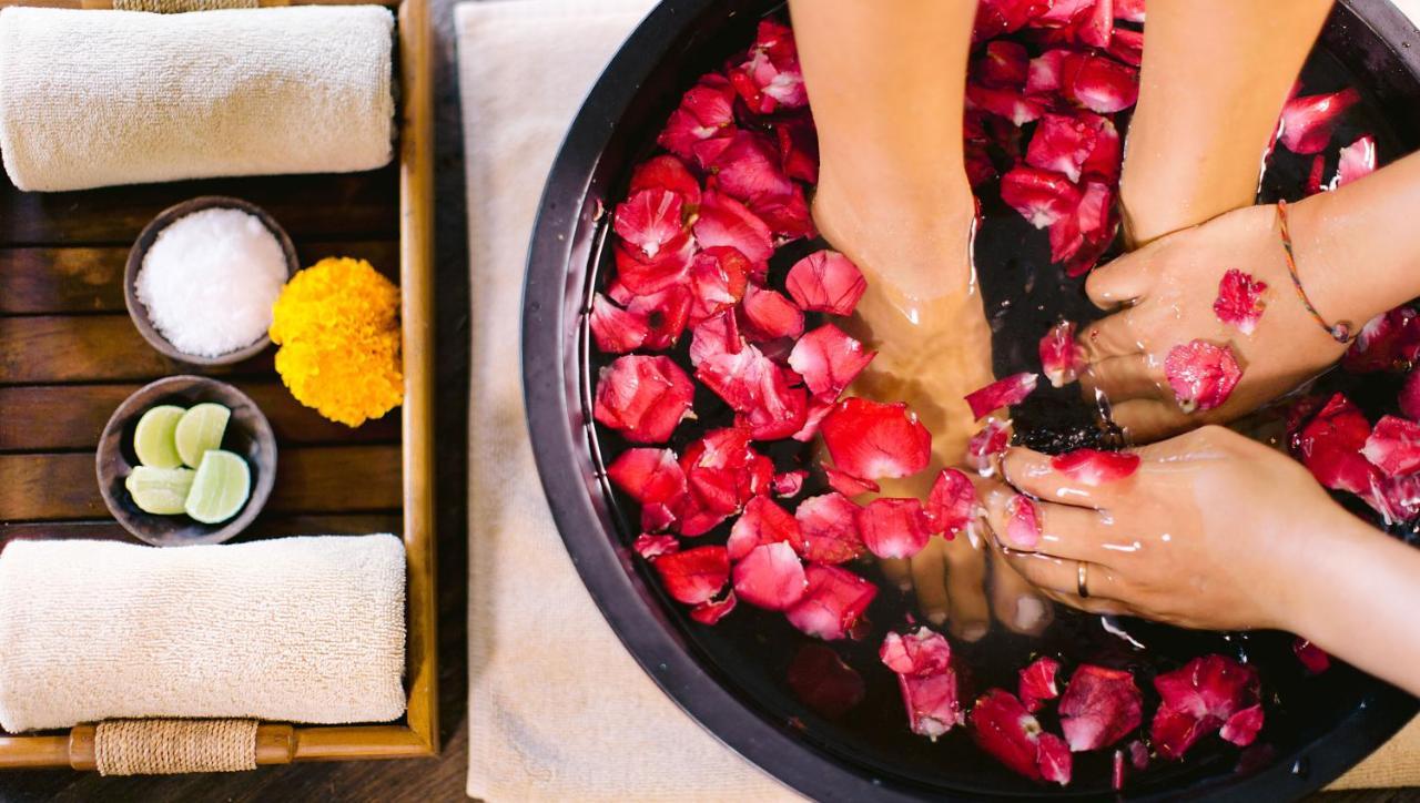 Tejaprana Resort & Spa Ubud Eksteriør bilde A woman's feet in a spa